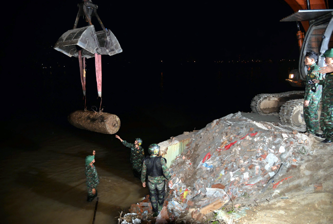 Phat hien them qua bom hon 1,3 tan o cau Long Bien