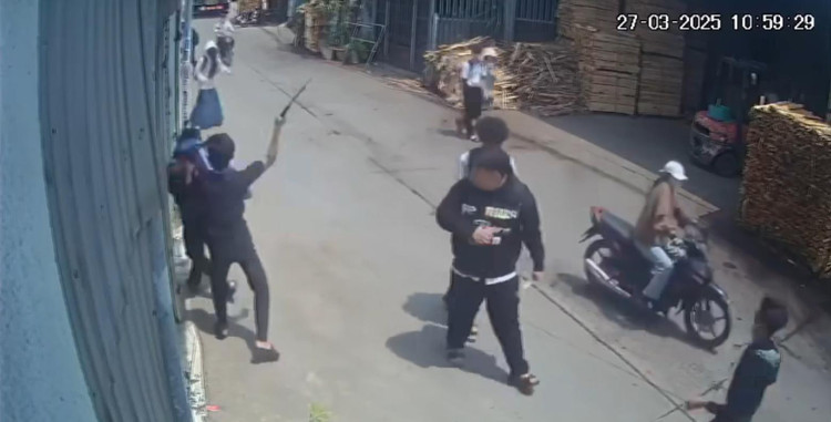 Nam sinh bi nhom con do danh hoi dong, nut so thai duong-Hinh-2