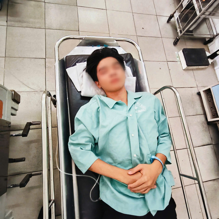 Nam sinh bi nhom con do danh hoi dong, nut so thai duong