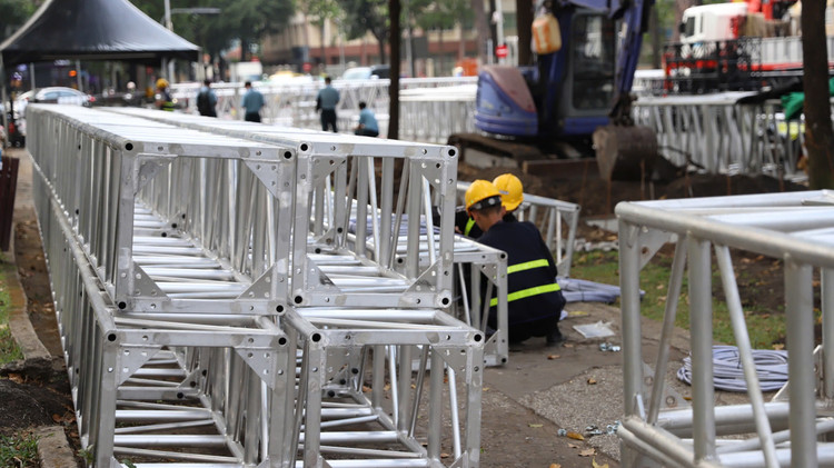 Huong ve ngay dai le, TP HCM gap rut hoan thien san khau, khan dai-Hinh-3