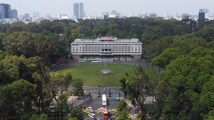 Huong ve ngay dai le, TP HCM gap rut hoan thien san khau, khan dai