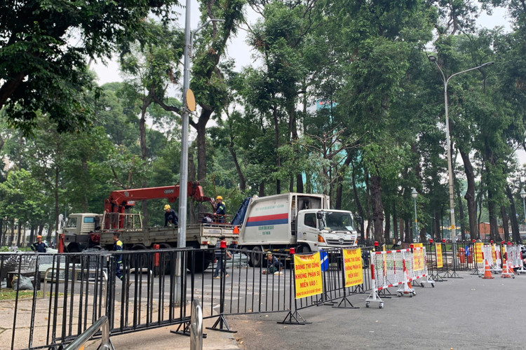 Huong ve ngay dai le, TP HCM gap rut hoan thien san khau, khan dai-Hinh-5