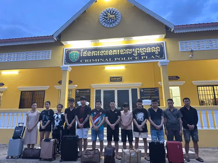 Tim bi hai vu 18 nguoi o Campuchia lua dao ban o to thanh ly
