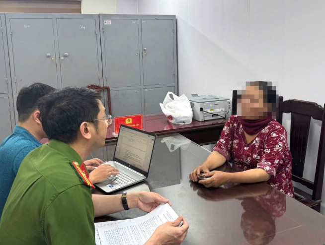 Nguoi phu nu lay tien di tra no roi hoang bao bi cuop