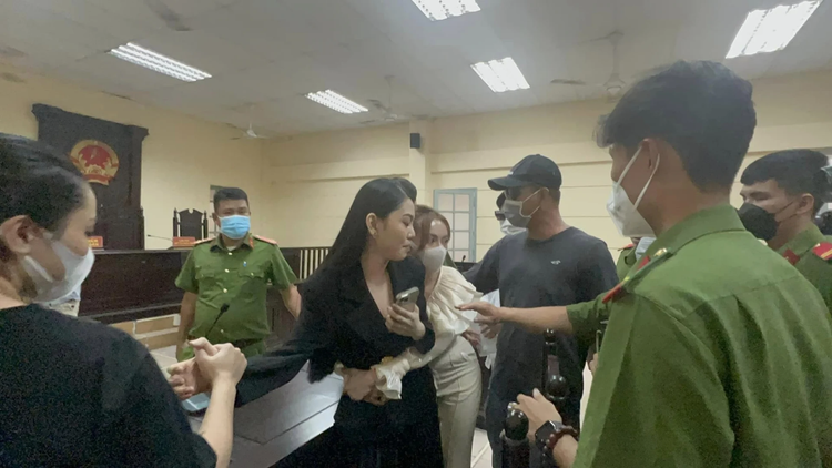 Trang Nemo va hang loat “lum xum” truoc khi bi dua ra xet xu-Hinh-4