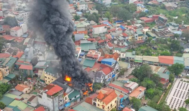 Hai ngoi nha gan cho Bac Lam chay ngun ngut, khoi den boc cao
