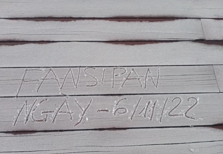 Dinh Fansipan duoi muc 0 do C, suong muoi phu trang mot lop mong