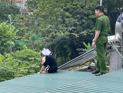 Vinh Phuc: Truong Cong an xa giai cuu co gai co y dinh tu tu