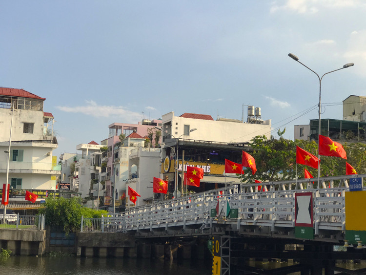 Ruc ro sac co chao mung 50 nam Ngay Giai phong mien Nam-Hinh-4