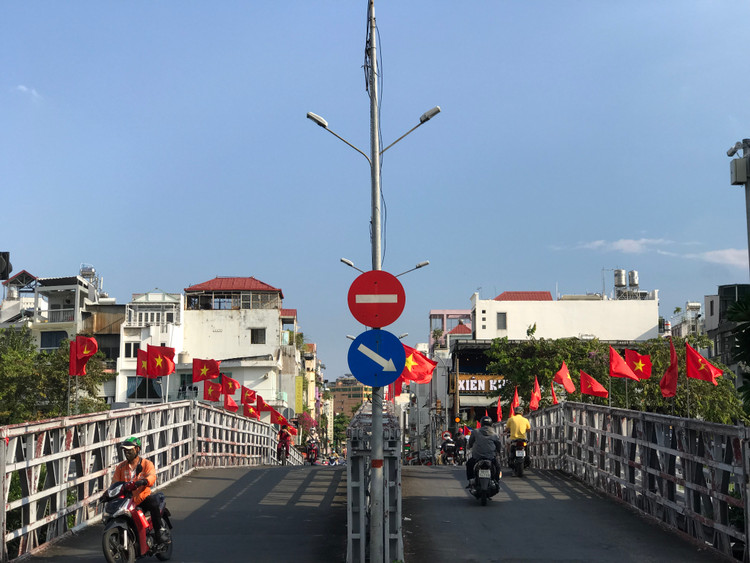 Ruc ro sac co chao mung 50 nam Ngay Giai phong mien Nam-Hinh-5