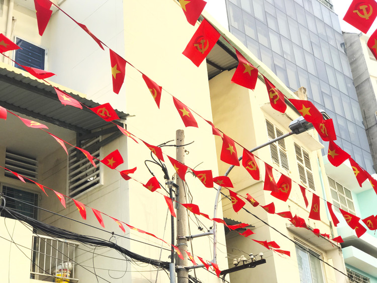 Ruc ro sac co chao mung 50 nam Ngay Giai phong mien Nam-Hinh-6