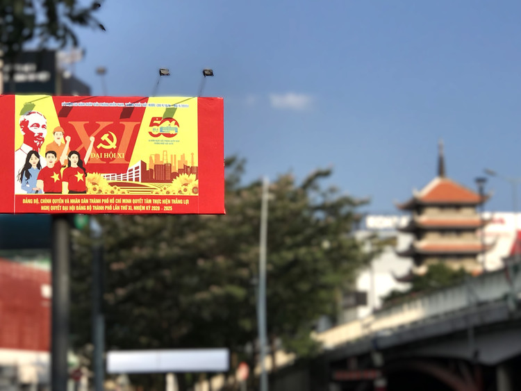 Ruc ro sac co chao mung 50 nam Ngay Giai phong mien Nam-Hinh-7