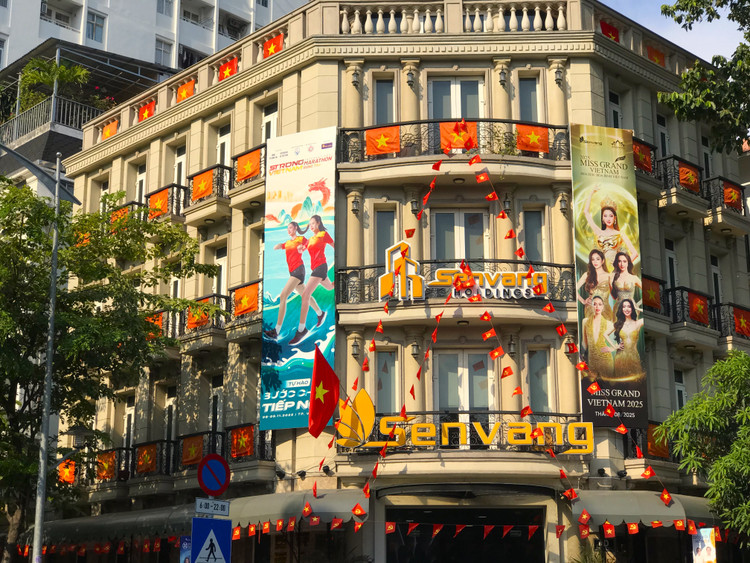 Ruc ro sac co chao mung 50 nam Ngay Giai phong mien Nam