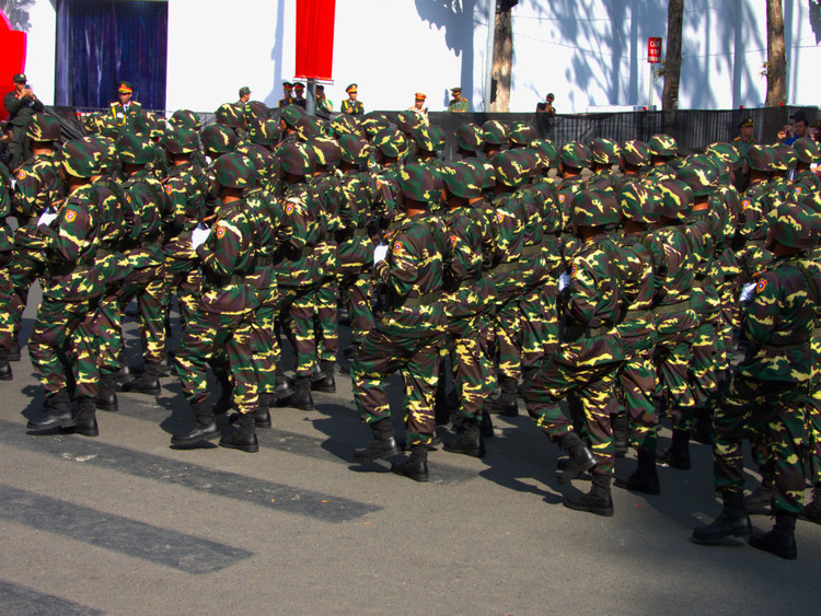 Nguoi dan TP.HCM chao don quan doi Trung Quoc, Lao, Campuchia tham gia dieu binh-Hinh-6