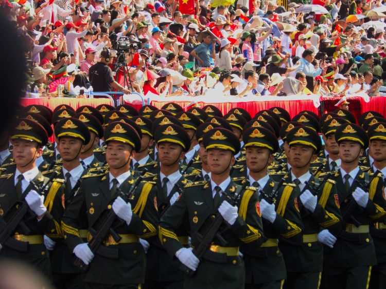 Nguoi dan TP.HCM chao don quan doi Trung Quoc, Lao, Campuchia tham gia dieu binh-Hinh-3