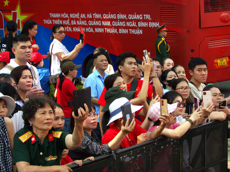 Nguoi dan TP.HCM chao don quan doi Trung Quoc, Lao, Campuchia tham gia dieu binh-Hinh-10