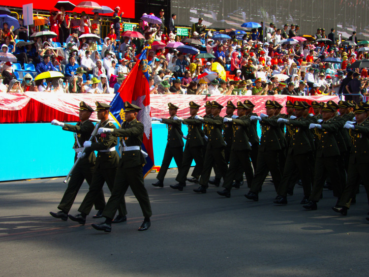 Nguoi dan TP.HCM chao don quan doi Trung Quoc, Lao, Campuchia tham gia dieu binh-Hinh-7