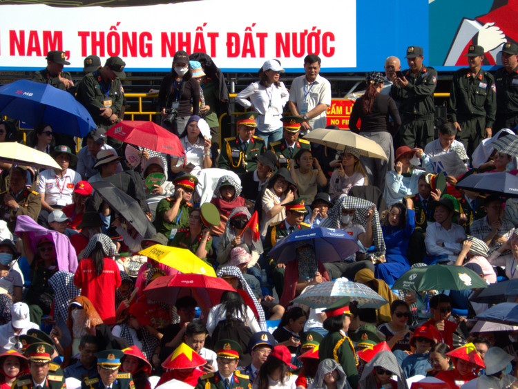 Nguoi dan TP.HCM chao don quan doi Trung Quoc, Lao, Campuchia tham gia dieu binh-Hinh-11