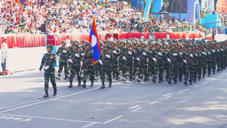 Nguoi dan TP.HCM chao don quan doi Trung Quoc, Lao, Campuchia tham gia dieu binh-Hinh-4