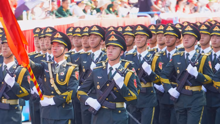 Nguoi dan TP.HCM chao don quan doi Trung Quoc, Lao, Campuchia tham gia dieu binh-Hinh-2