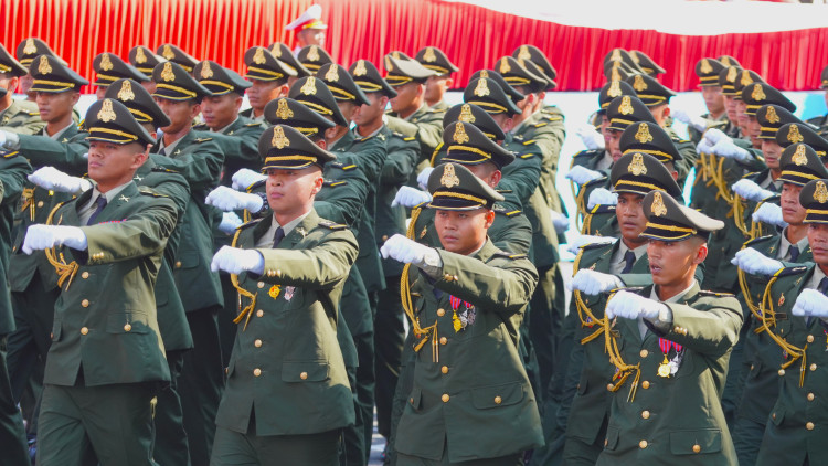 Nguoi dan TP.HCM chao don quan doi Trung Quoc, Lao, Campuchia tham gia dieu binh-Hinh-9