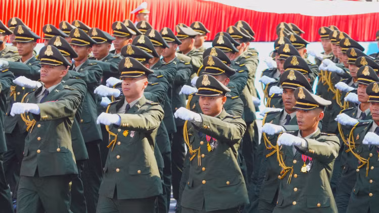 Nguoi dan TP.HCM chao don quan doi Trung Quoc, Lao, Campuchia tham gia dieu binh-Hinh-9