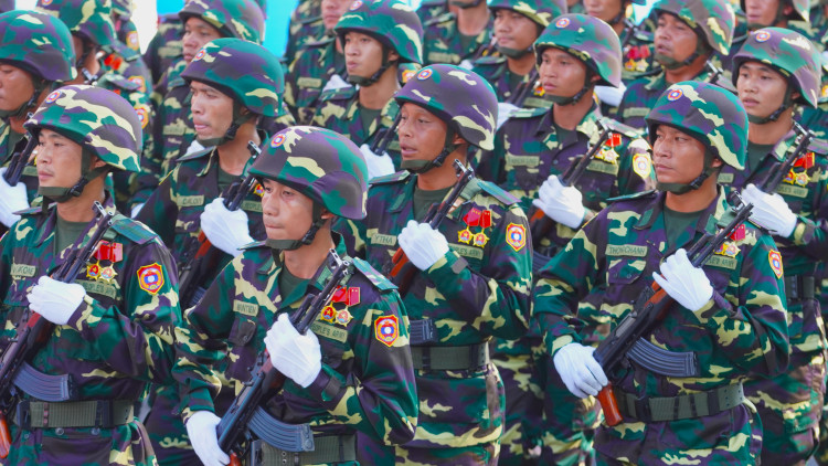 Nguoi dan TP.HCM chao don quan doi Trung Quoc, Lao, Campuchia tham gia dieu binh-Hinh-5