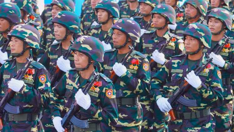 Nguoi dan TP.HCM chao don quan doi Trung Quoc, Lao, Campuchia tham gia dieu binh-Hinh-5