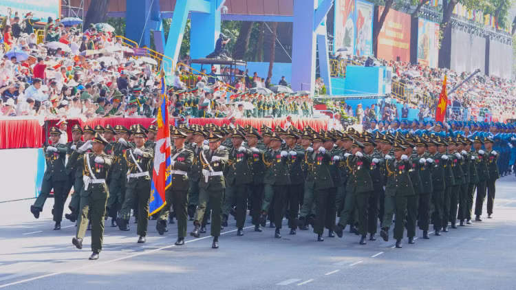 Nguoi dan TP.HCM chao don quan doi Trung Quoc, Lao, Campuchia tham gia dieu binh-Hinh-8