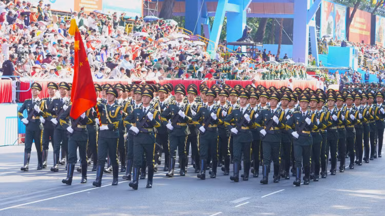 Nguoi dan TP.HCM chao don quan doi Trung Quoc, Lao, Campuchia tham gia dieu binh