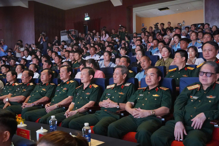 “Bai ca Thong nhat” vang vong hao khi dai thang mua Xuan nam 1975-Hinh-2