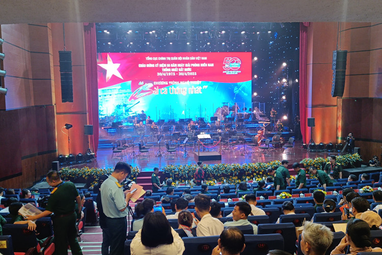 “Bai ca Thong nhat” vang vong hao khi dai thang mua Xuan nam 1975