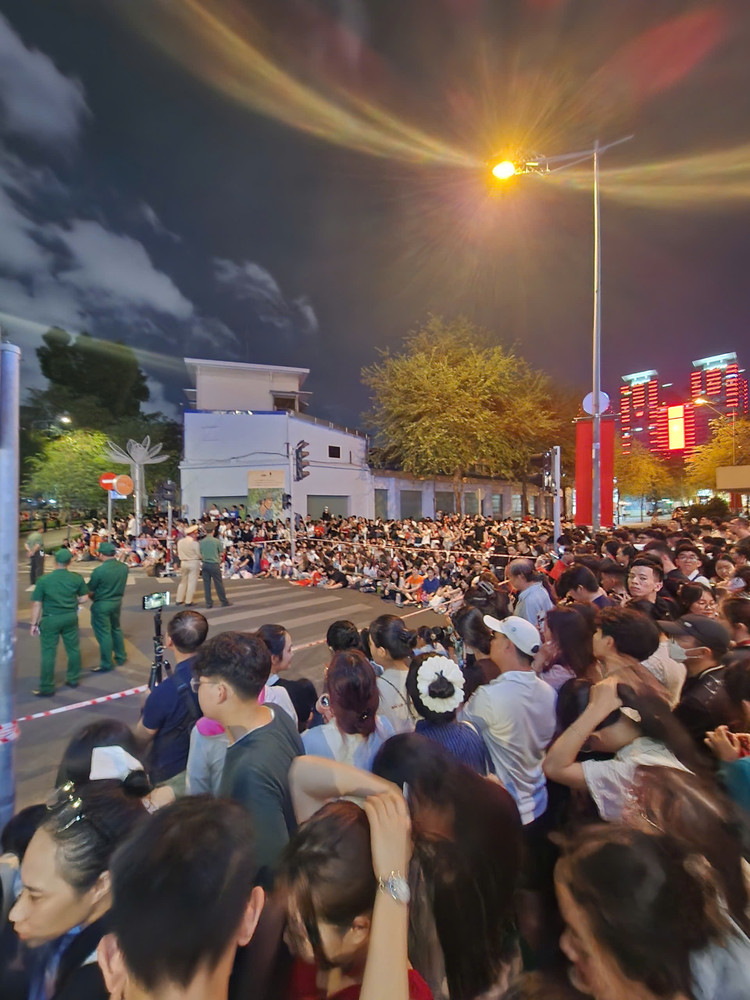 TP HCM: Hang nghin nguoi dan hao huc chao don doan quan dieu binh hop luyen-Hinh-3