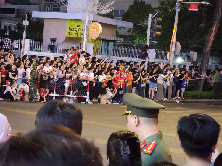 TP HCM: Hang nghin nguoi dan hao huc chao don doan quan dieu binh hop luyen-Hinh-9