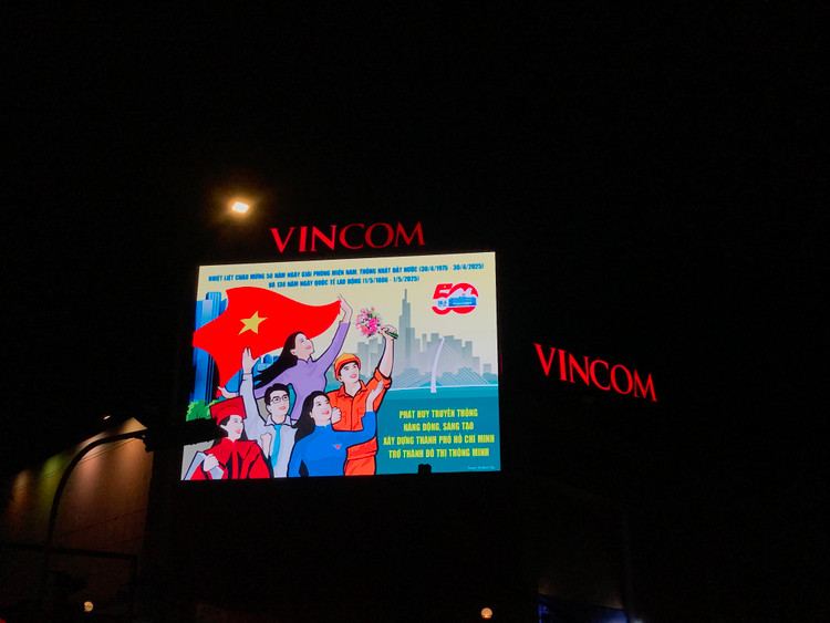 TP HCM: Hang nghin nguoi dan hao huc chao don doan quan dieu binh hop luyen-Hinh-12