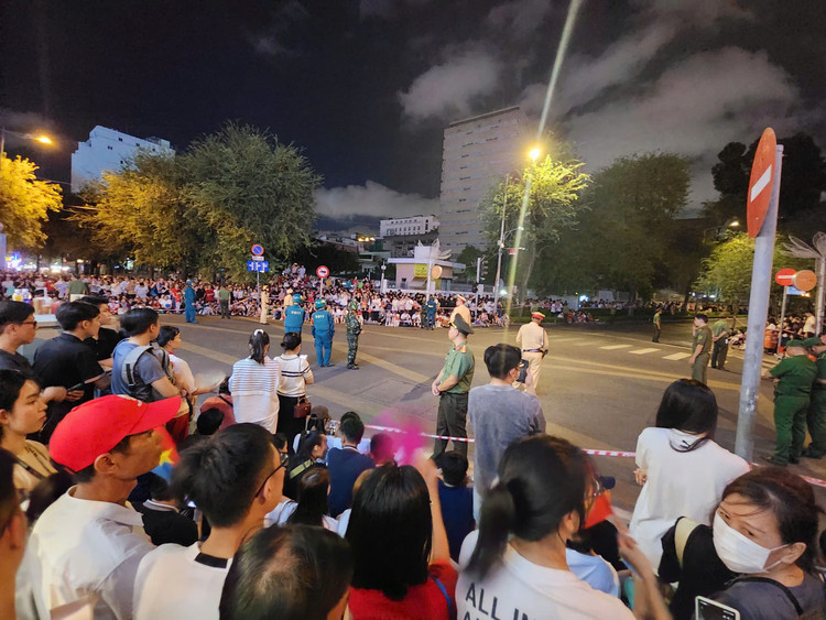 TP HCM: Hang nghin nguoi dan hao huc chao don doan quan dieu binh hop luyen-Hinh-5