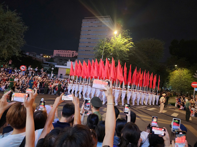 TP HCM: Hang nghin nguoi dan hao huc chao don doan quan dieu binh hop luyen-Hinh-8