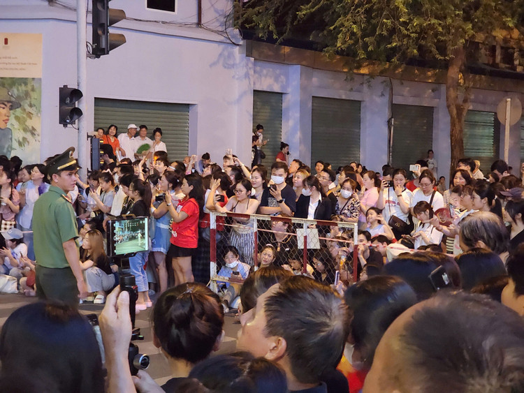 TP HCM: Hang nghin nguoi dan hao huc chao don doan quan dieu binh hop luyen-Hinh-7