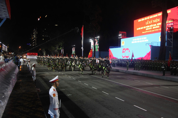 An tuong man dieu binh dem so duyet cua luc luong Cong an nhan dan-Hinh-2