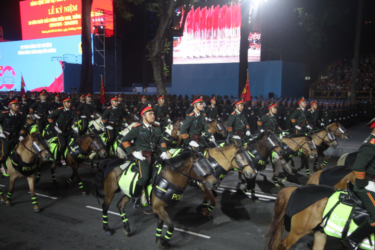 An tuong man dieu binh dem so duyet cua luc luong Cong an nhan dan-Hinh-3