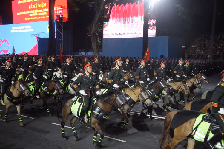 An tuong man dieu binh dem so duyet cua luc luong Cong an nhan dan-Hinh-3