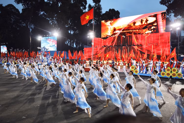 Ruc ro chuong trinh nghe thuat trong dem so duyet dai le 30/4-Hinh-2