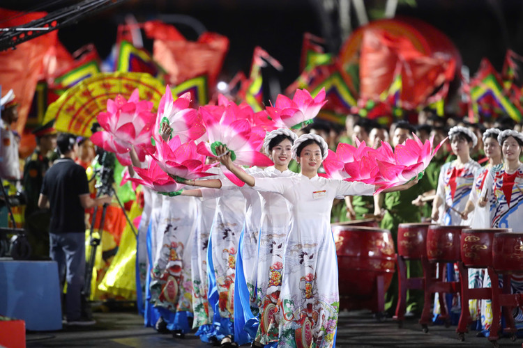 Ruc ro chuong trinh nghe thuat trong dem so duyet dai le 30/4-Hinh-9