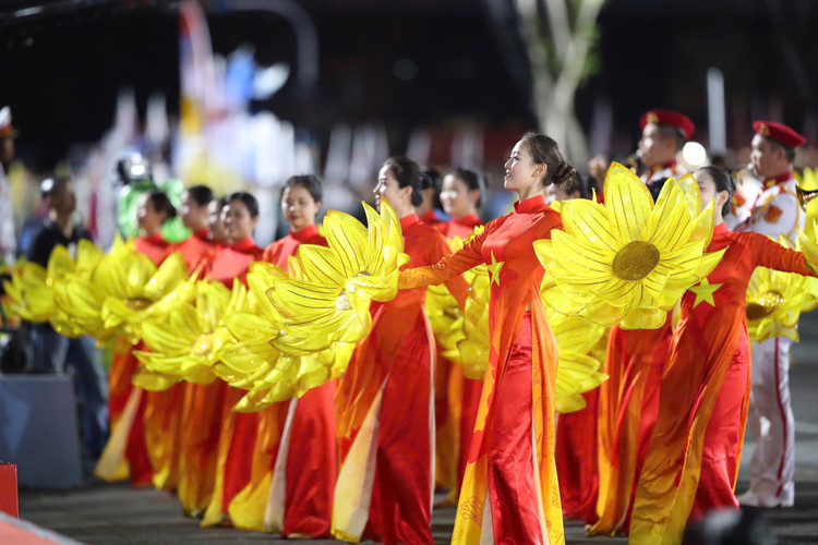 Ruc ro chuong trinh nghe thuat trong dem so duyet dai le 30/4-Hinh-8