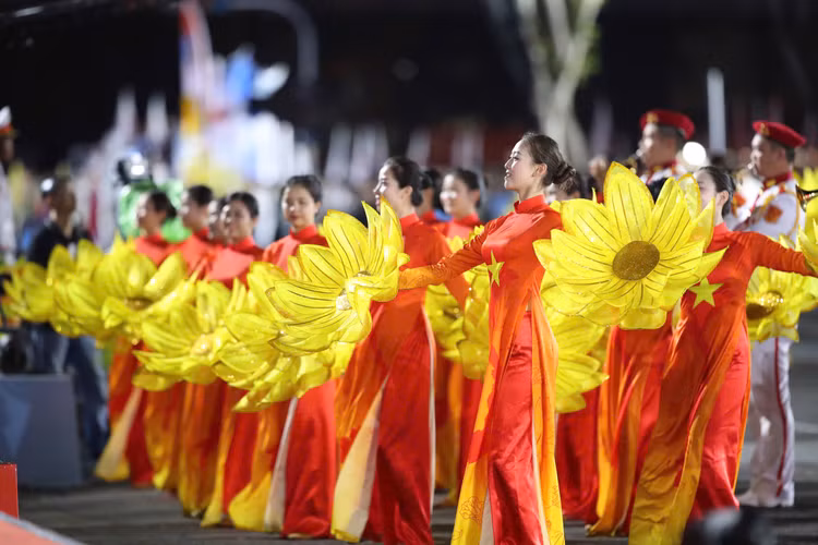 Ruc ro chuong trinh nghe thuat trong dem so duyet dai le 30/4-Hinh-8