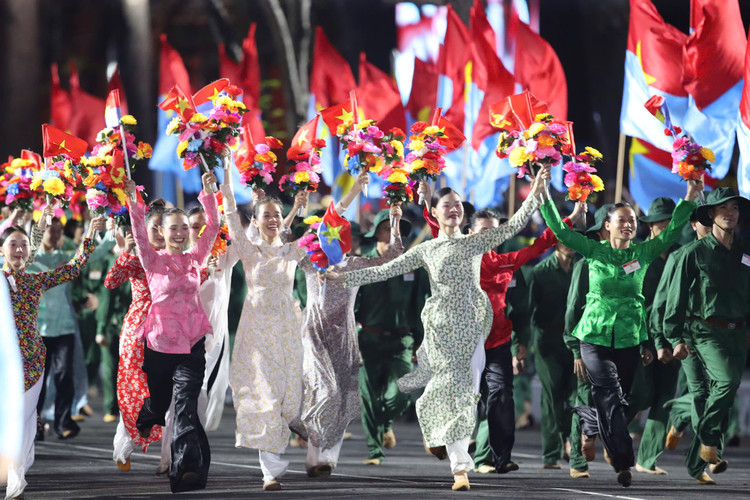 Ruc ro chuong trinh nghe thuat trong dem so duyet dai le 30/4-Hinh-6