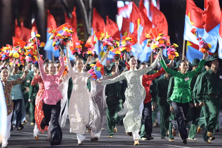 Ruc ro chuong trinh nghe thuat trong dem so duyet dai le 30/4-Hinh-6