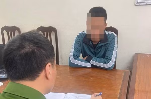 Ha Noi: Nguyen nhan vu tai xe o to dam da tui bui nam shipper