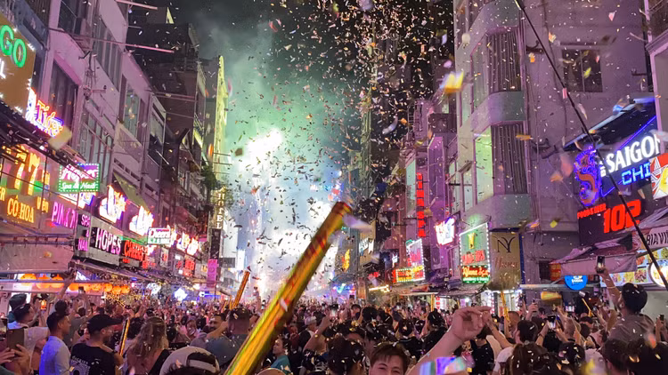 Phao hoa ruc sang bau troi pho Tay Bui vien chao nam moi 2025-Hinh-4