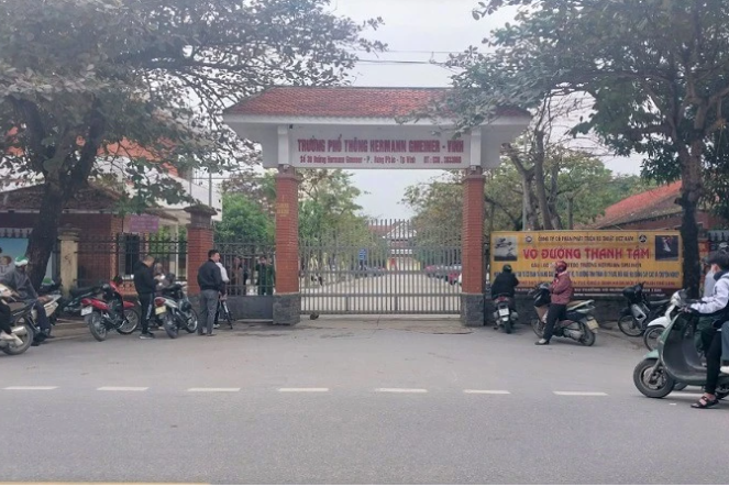 Sap tran lop hoc, nhieu hoc sinh bi thuong o Nghe An: Trach nhiem nha truong?